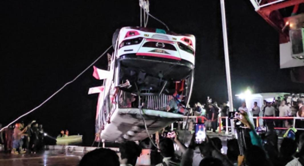 দৌলতদিয়ায় বাস নদীতে