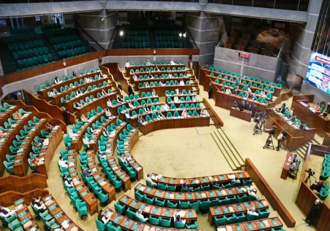 জাতীয় বাজেট ঘিরে সংসদে তুমুল বিতর্ক