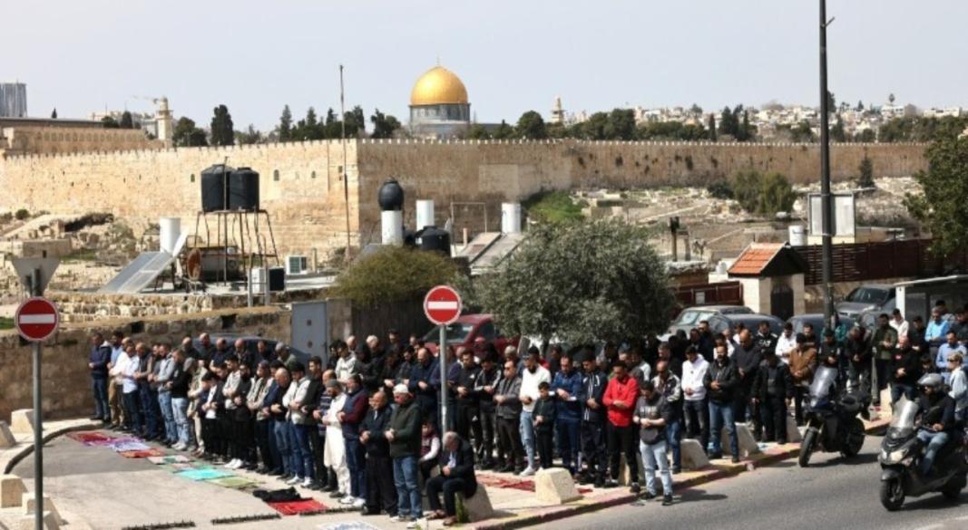 আল-আকসায়  মুসল্লিদের ওপর হামলা