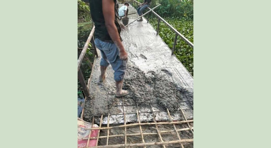 ব্রিজে রডের বদলে বাঁশের কঞ্চি