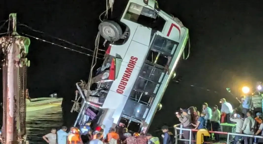 দৌলতদিয়া ঘাটে বাসডুবি