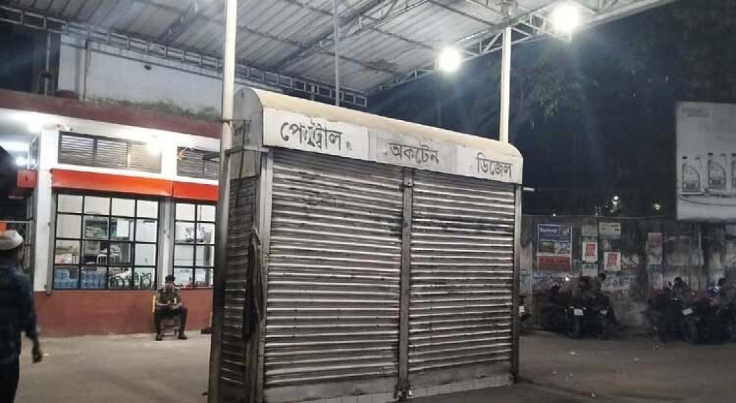 হরমুজ প্রণালি বন্ধ হওয়ায় ঢাকায় তেলের চাহিদা বেড়ে গেছে। বেশ কিছু পেট্রোল পাম্প বন্ধ থাকতে দেখা গেছে