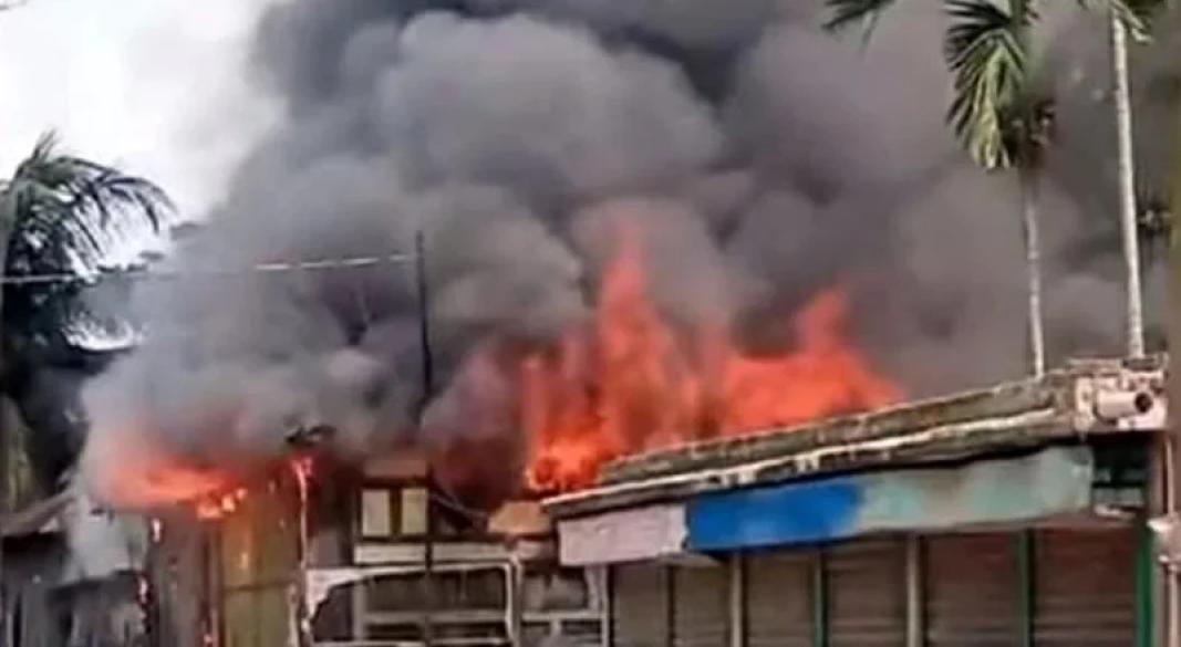 কুমিল্লার হোমনায় মাজার ভাঙচুর করে আগুন দেওয়ার ঘটনা ঘটে। ছবি: ফাইল