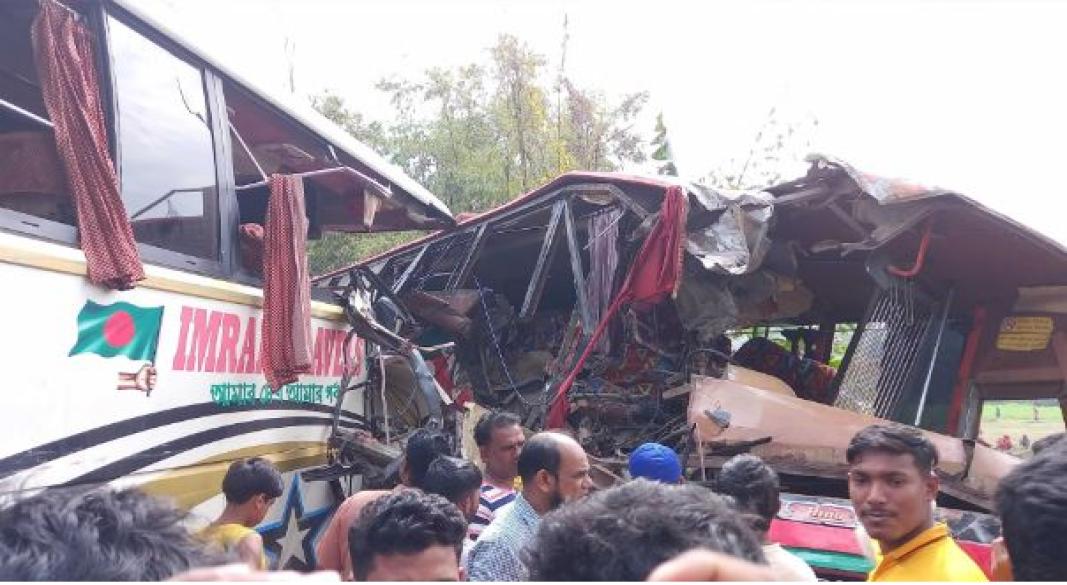 মাদারীপুরে দুই বাসের মুখোমুখি সংঘর্ষ