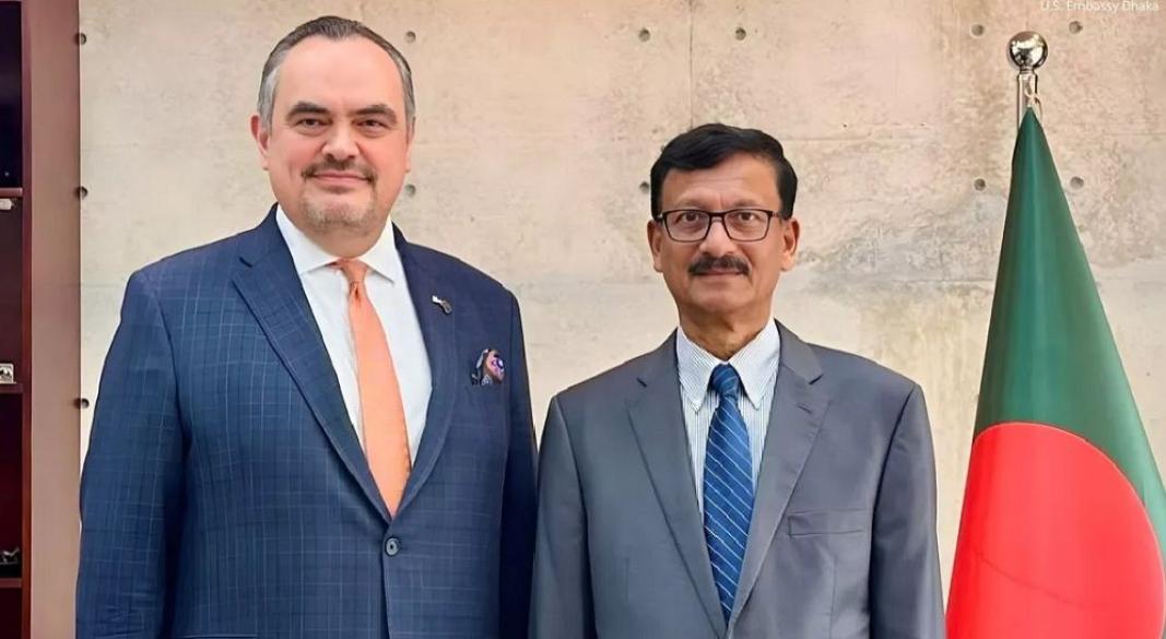 মার্কিন রাষ্ট্রদূত ব্রেন্ট টি ক্রিস্টেনসেন ও পররাষ্ট্র উপদেষ্টা মো. তৌহিদ হোসেন।