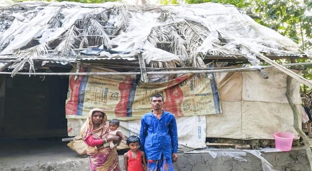 ঝালকাঠিতে জরাজীর্ণ ঘরে নির্মল বেপারীর মানবেতর জীবন