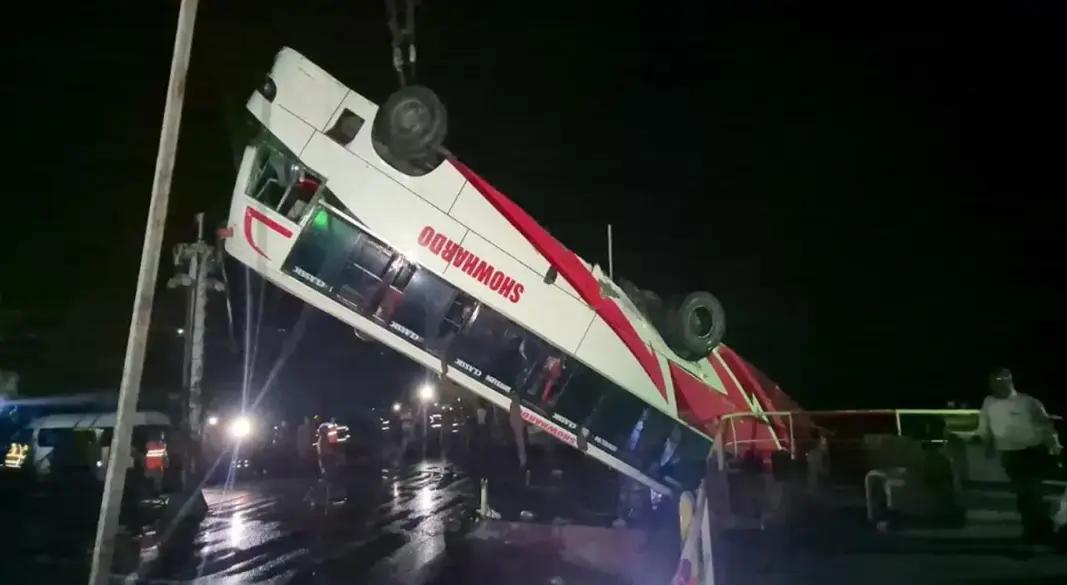 পদ্মায় বাসডুবি