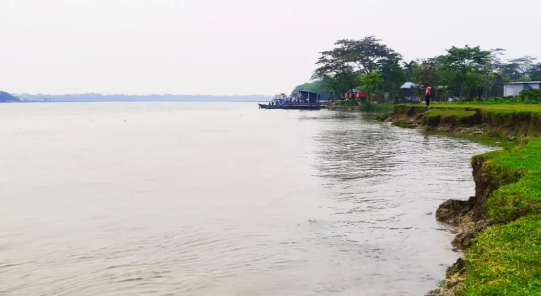 সন্ধ্যা নদী, সুগন্ধা নদী ও আড়িয়াল খাঁ নদীর তীব্র ভাঙন ভয়াবহ আকার ধারণ করেছে।
