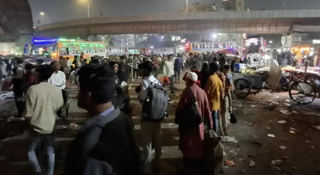 যাত্রীদের উপচে পড়া ভিড়